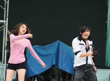 Ngo Kien Huy ben cac nguoi dep truoc gio live show hinh anh