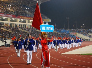 Ruc ro sac mau le khai mac AIG 3 hinh anh