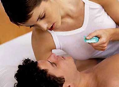 Ban co biet cach dung bao cao su? hinh anh