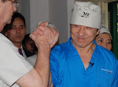 Thanh Long phau thuat cho tre em Viet hinh anh