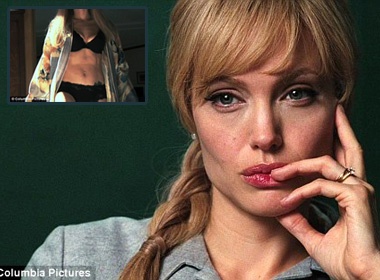 Jolie lan dau khoe hinh the nong bong sau sinh hinh anh