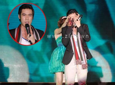 Khanh Phuong bi bit mat tren san khau hinh anh