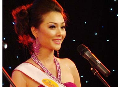 Nguoi dep rang ro dem khai mac Mrs. World hinh anh