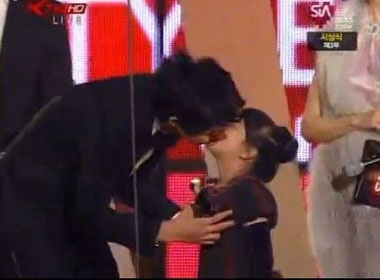 Kim Hyun Joong bi doi hon tren san khau hinh anh