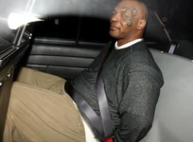 Mike Tyson bi bat hinh anh