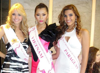 Lan Huong duoc chao don o Hong Kong hinh anh