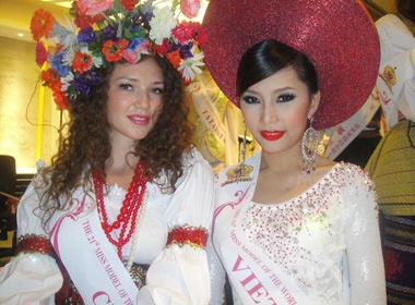 Lan Huong khoe ruou Viet tai Tham Quyen hinh anh