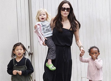 Jolie se nhan them con nuoi hinh anh