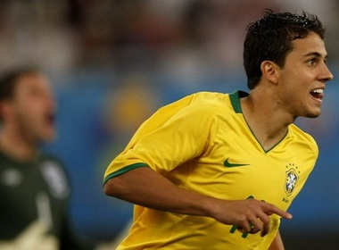 Nilmar giup Brazil thuan phuc Tam Su hinh anh
