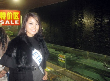 Miss Uganda hat nhac Viet tang Tran Thi Quynh hinh anh