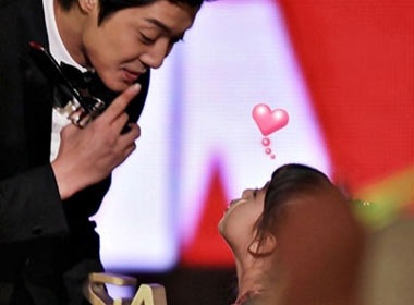 Chiem nguong ke 'danh cap' nu hon cua Kim Hyun Joong hinh anh