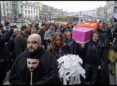 'Dam tang' cho thanh pho noi Venice hinh anh