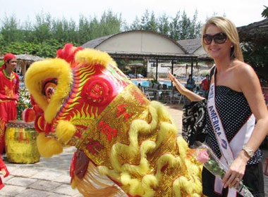 76 quy ba the gioi mac ao dai truyen thong Viet hinh anh