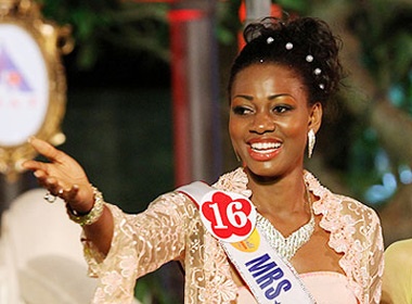 Nguoi dep Bo bien Nga 'am' danh hieu Mrs World Ao dai hinh anh