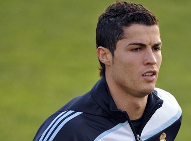 Ronaldo van thua Beckham ve tai kiem tien hinh anh