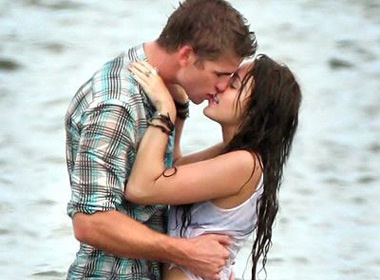 Xem Miley Cyrus khoa moi ban trai trong phim moi hinh anh