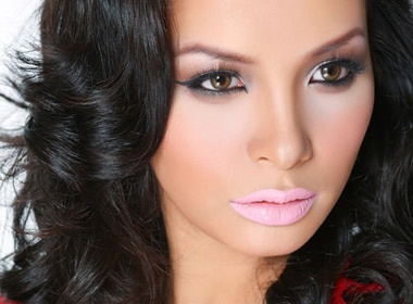 Thuy Hanh lam giam khao Hoa hau Trai Dat 2009 hinh anh