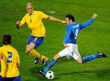 Chiellini giup Italy gianh chien thang hinh anh