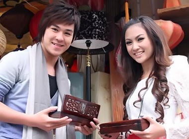 Kelly va Thien Minh di chon qua cho thay co hinh anh