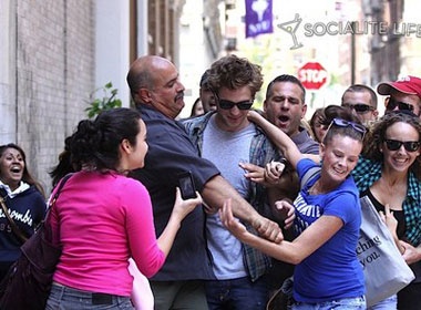 Robert Pattinson duoc fan moi… uong mau hinh anh