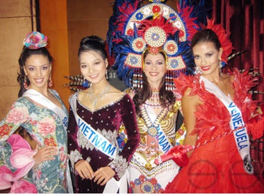 Ao dai Viet noi bat o cuoc thi Hoa hau quoc te hinh anh