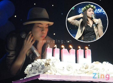 Sinh nhat Ho Ngoc Ha tran ngap hoa hong hinh anh