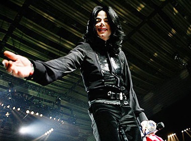 Michael Jackson lai bi kien du da mat hinh anh
