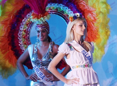 Hoa hau quoc te rang ro trang phuc dan toc hinh anh