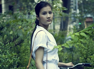 Dao buoc trong khu vuon yen tinh hinh anh