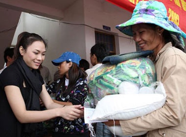 My Tam doi mua nang di cuu tro hinh anh