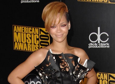 Rihanna muon tim ban trai gioi chuyen chan goi hinh anh