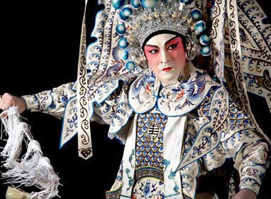 Luu Duc Hoa dien kinh kich hinh anh