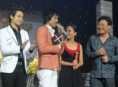 Sao Vpop tu hoi trong sinh nhat Duong Quoc Hung hinh anh