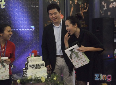 Luu Huong Giang nhan qua sinh nhat bat ngo hinh anh