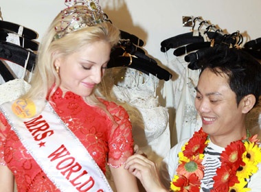 Gio cuoi cua Mrs World 2009 truoc khi ve Nga hinh anh