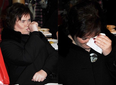 Susan Boyle mut ngon tay, oa khoc vi nho nha hinh anh