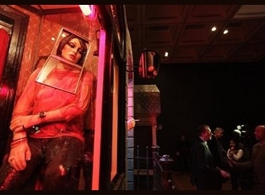 London ra mat 'pho den do' hinh anh