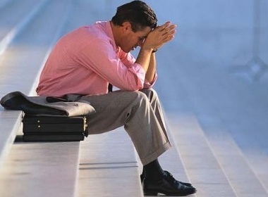 Lam gi khi bi giang chuc? hinh anh