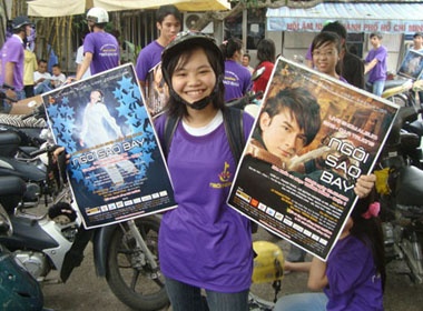 Fan Dan Truong dieu hanh tren pho hinh anh