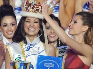 Hoa hau quoc te rang ro khi dang quang hinh anh