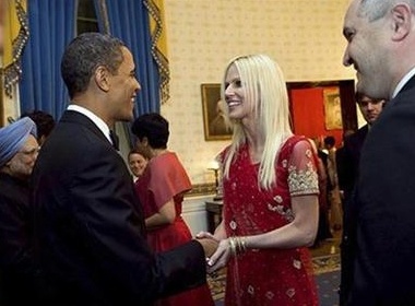 Xon xao cap khach 'len' vao quoc tiec Nha Trang hinh anh