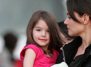 Katie Holmes nghien sam quan ao cho Suri hinh anh
