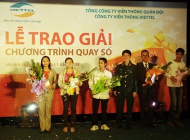 Trao thuong 'Mung sinh nhat Viettel Mobile - 5 nam gan bo' hinh anh