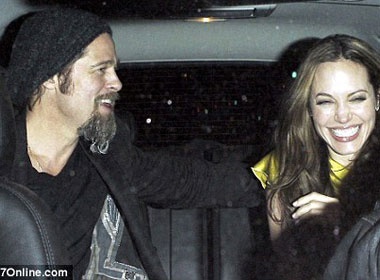 Jolie - Pitt ‘len’ cac con di hen ho rieng hinh anh