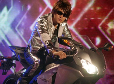 Nguyen Vu manh me voi sieu moto hinh anh