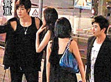 Kim Hyun Joong di choi cung hai co gai la mat hinh anh