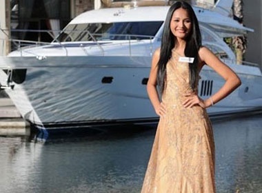 Huong Giang dien thoi trang tren mat nuoc hinh anh