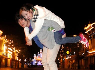 Quynh Nga va Khanh Phuong 'nhi nhanh' o Hong Kong hinh anh