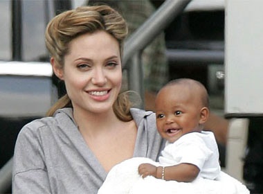 Jolie bi mat nhan them con nuoi hinh anh