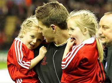 Ngam be yeu cua Steven Gerrard hinh anh